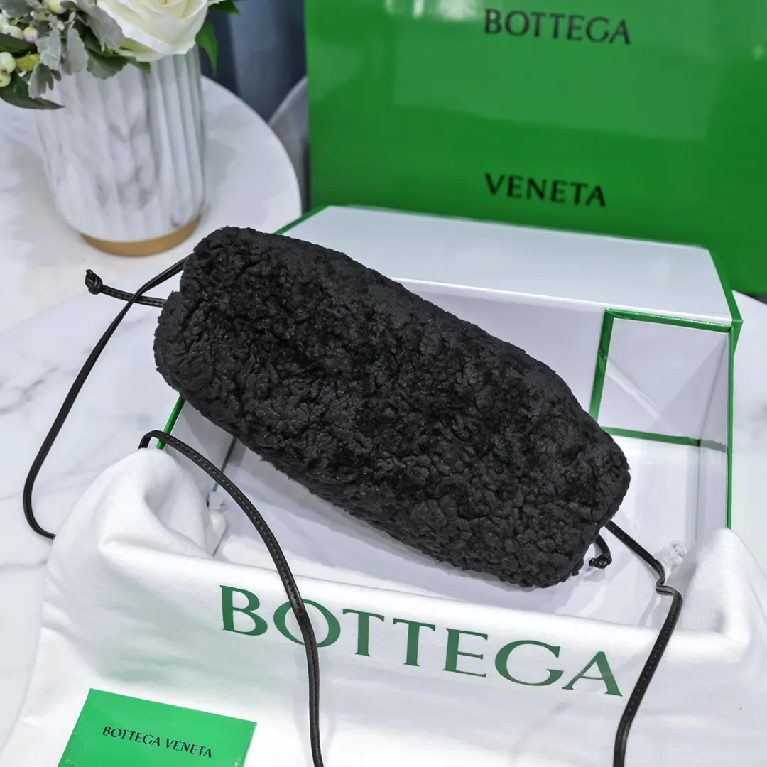 The small black 🐱BV pouch cloud bag is a furry style. It comes, it comes, it comes with fur~ You will know how cute it is when you see the real thing! The soft and fluffy feel is really great. Rua, this year’s furry style, I stand on bv! ! Whether it is a jodie cloud bag or a tote, not all curly teddy fur can be used to make goods. The curl size of the fur directly affects the similarity of the entire bag. Material: full fur and lambskin ➕ lambskin lining is much more expensive than full leather! Again, if you don’t want to develop ZP, of course you have to be willing to spend money ~ 22*13*5cm